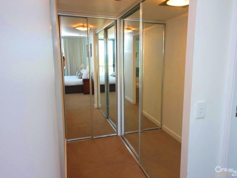 33 T E Peters Drive, Broadbeach Waters QLD 4218