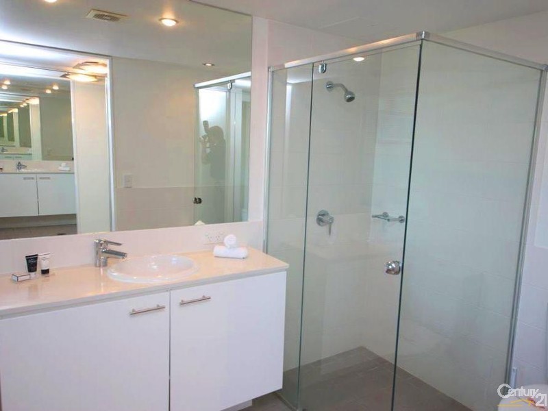 33 T E Peters Drive, Broadbeach Waters QLD 4218