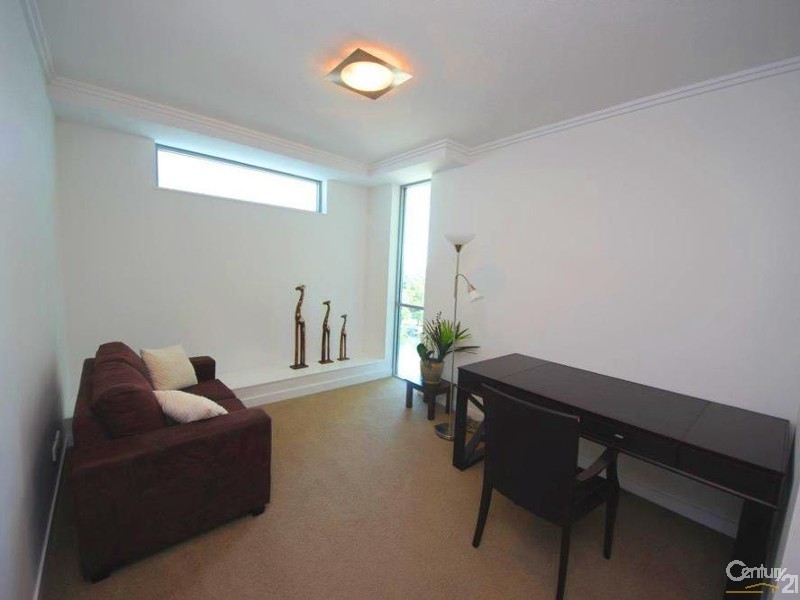 33 T E Peters Drive, Broadbeach Waters QLD 4218