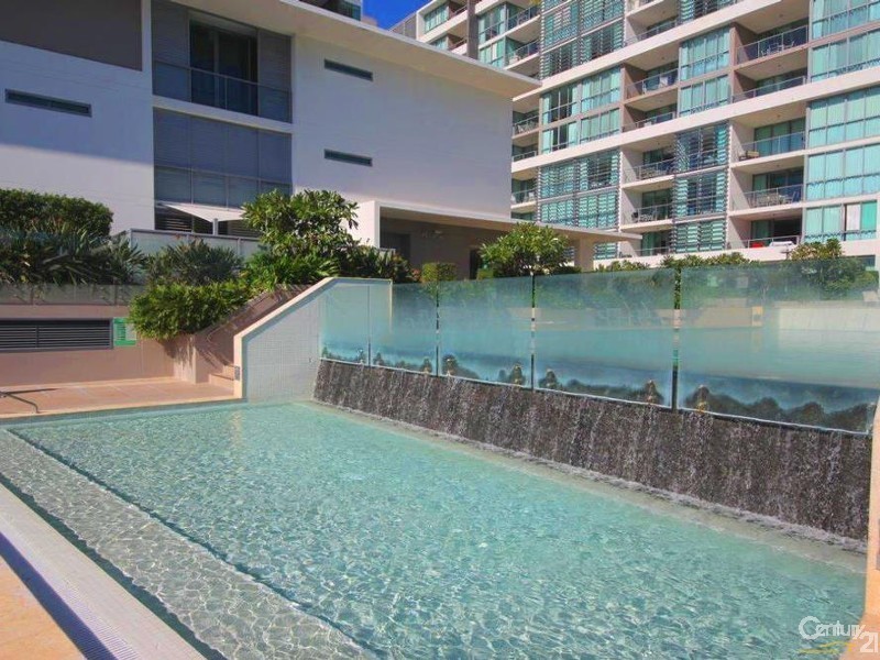 33 T E Peters Drive, Broadbeach Waters QLD 4218