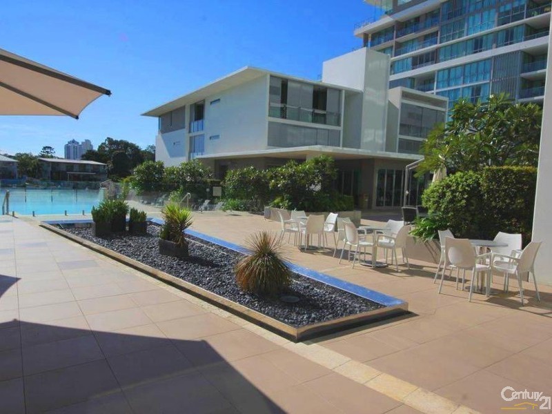 33 T E Peters Drive, Broadbeach Waters QLD 4218