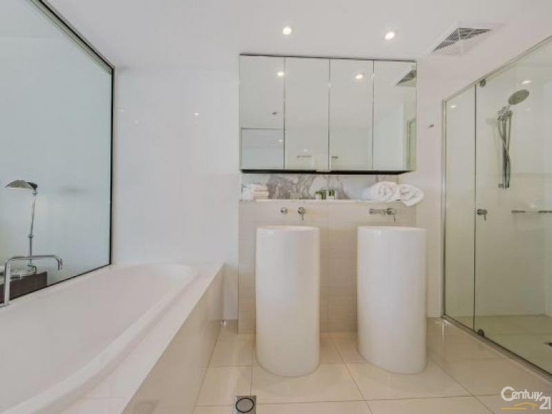 4 Charles Avenue, Broadbeach QLD 4218