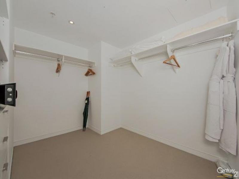 4 Charles Avenue, Broadbeach QLD 4218