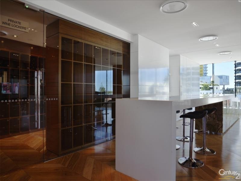 4 Charles Avenue, Broadbeach QLD 4218