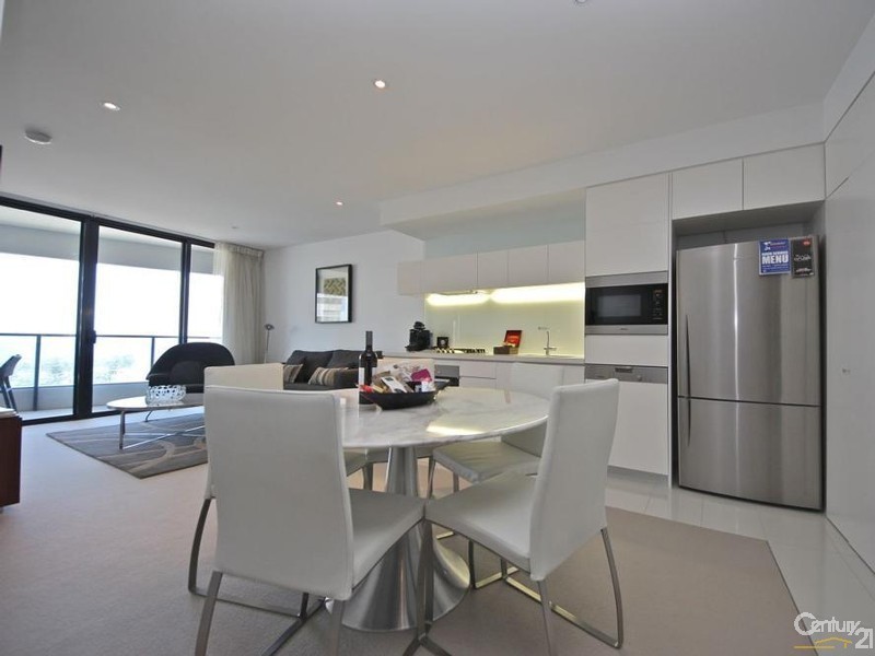 4 Charles Avenue, Broadbeach QLD 4218