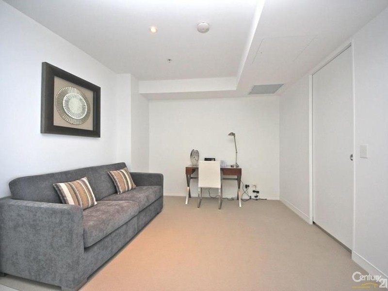 4 Charles Avenue, Broadbeach QLD 4218