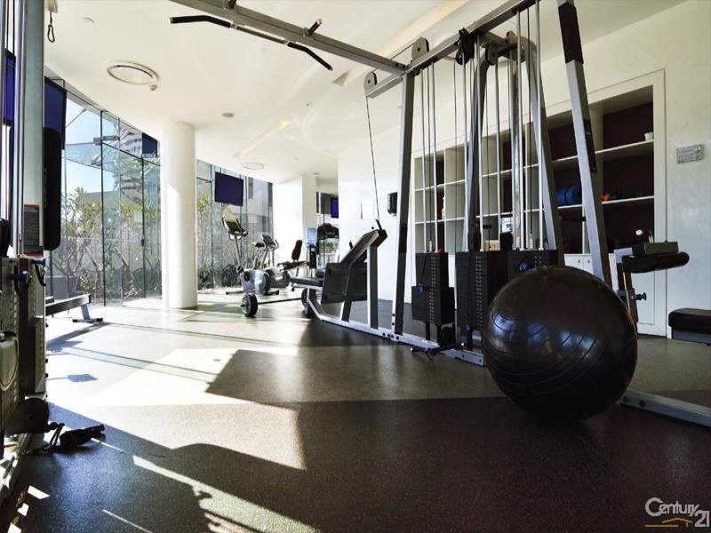 4 Charles Avenue, Broadbeach QLD 4218