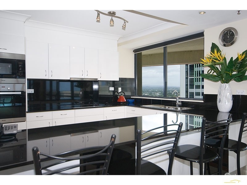 182/15 Victoria Avenue, Broadbeach QLD 4218