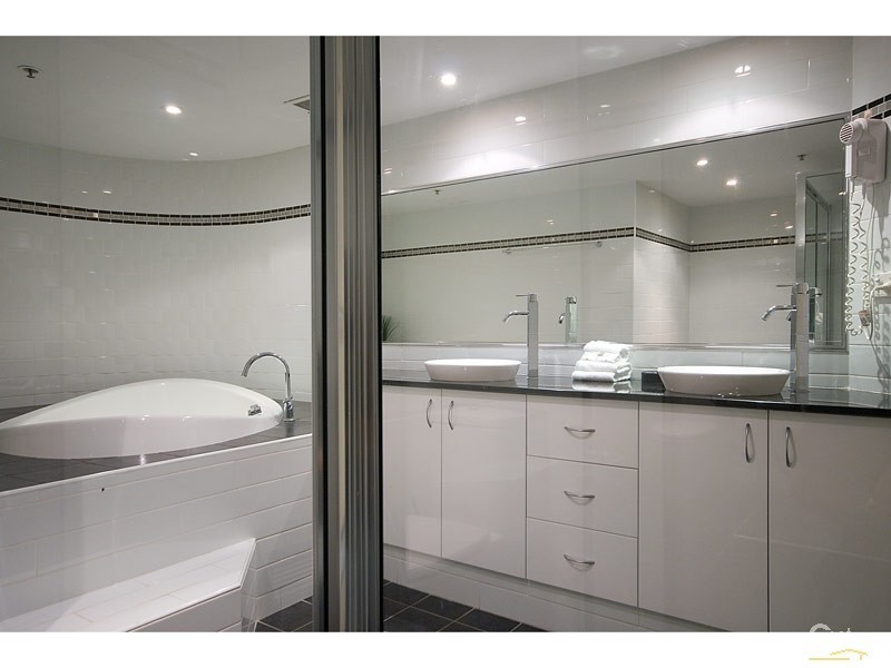 182/15 Victoria Avenue, Broadbeach QLD 4218