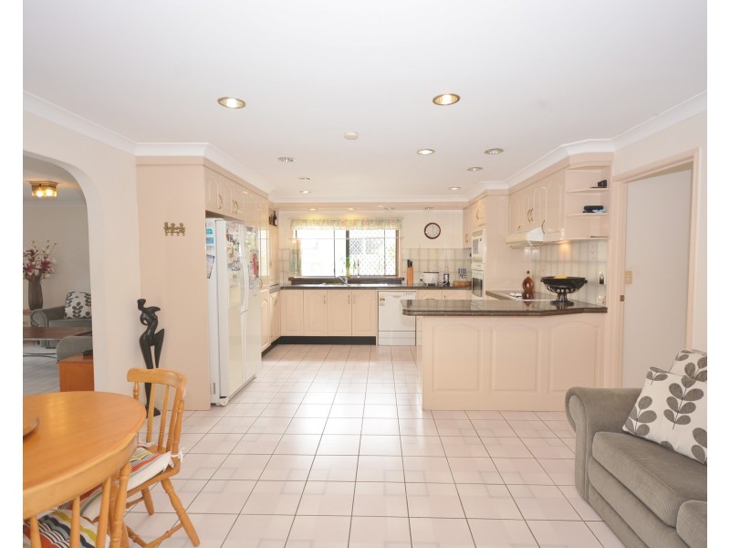 16 Seaspray Street, Paradise Point QLD 4216 CENTURY 21 Broadwater