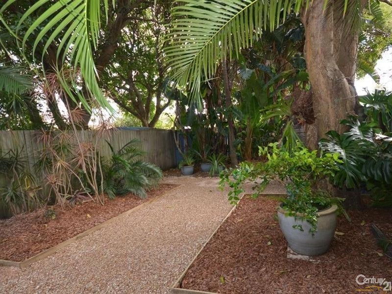 1 and 2/22  Proud Street, Labrador QLD 4215