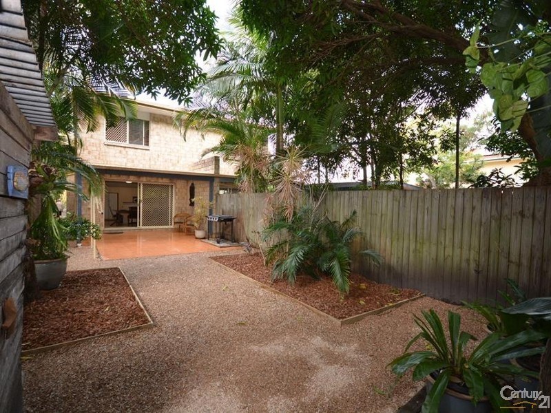 1 and 2/22  Proud Street, Labrador QLD 4215