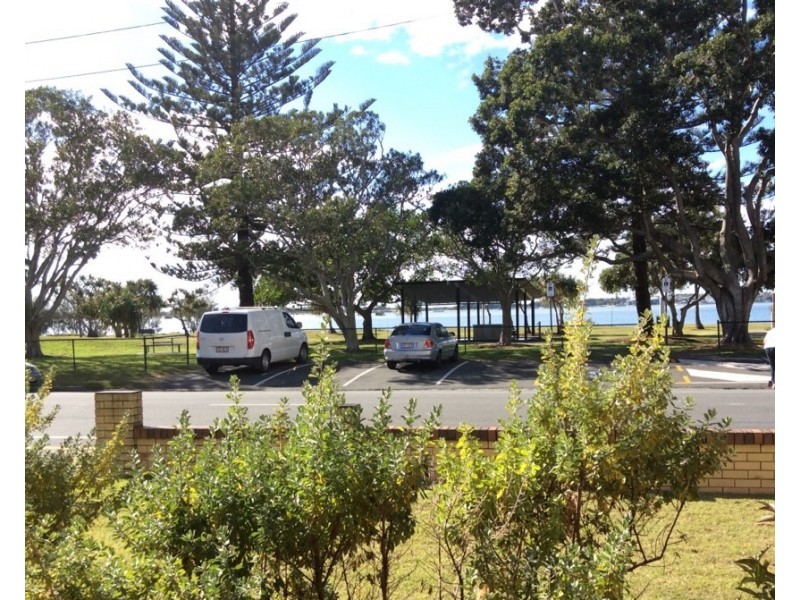 1/218 Marine Parade, Labrador QLD 4215