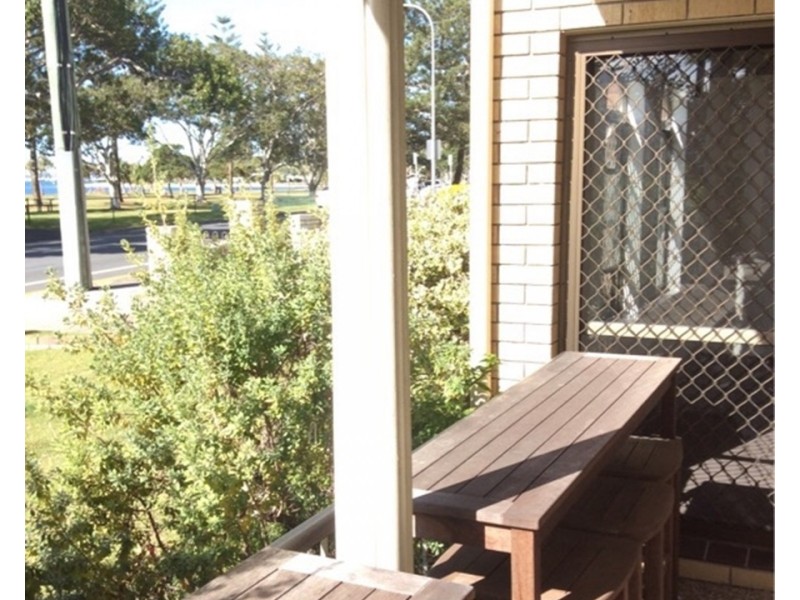 1/218 Marine Parade, Labrador QLD 4215