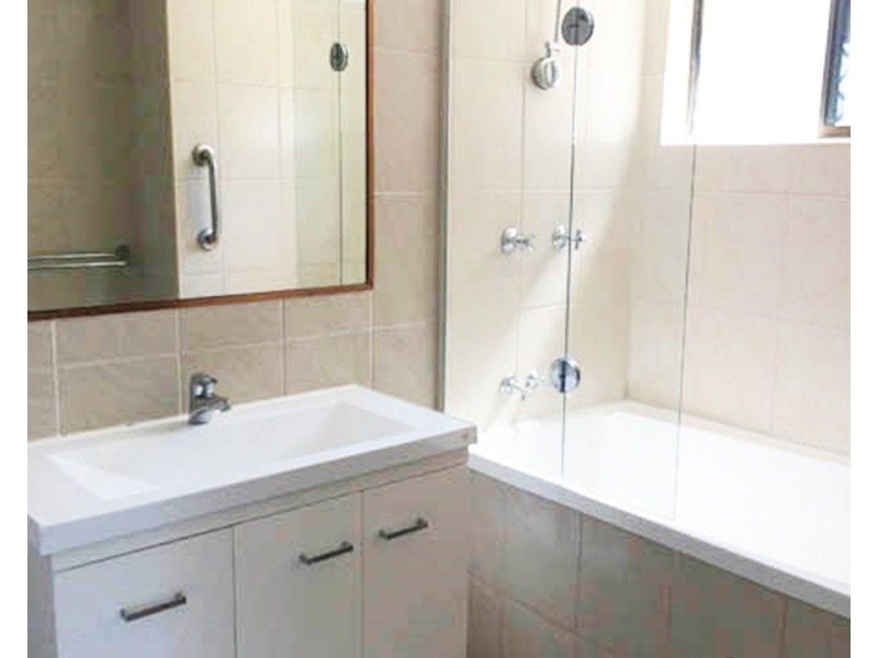 1/218 Marine Parade, Labrador QLD 4215