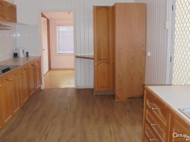 84 Pohlman Street, Southport QLD 4215