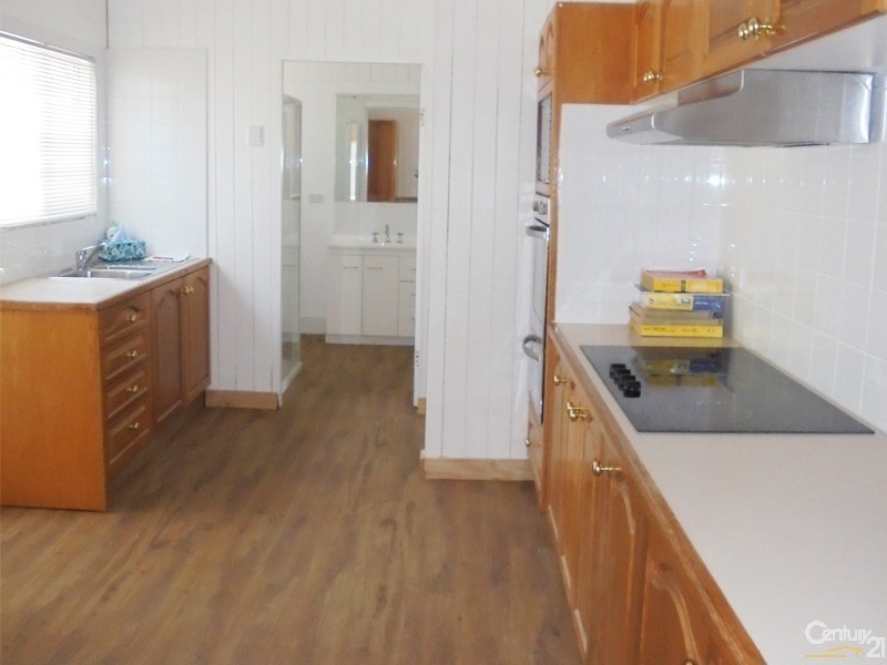 84 Pohlman Street, Southport QLD 4215