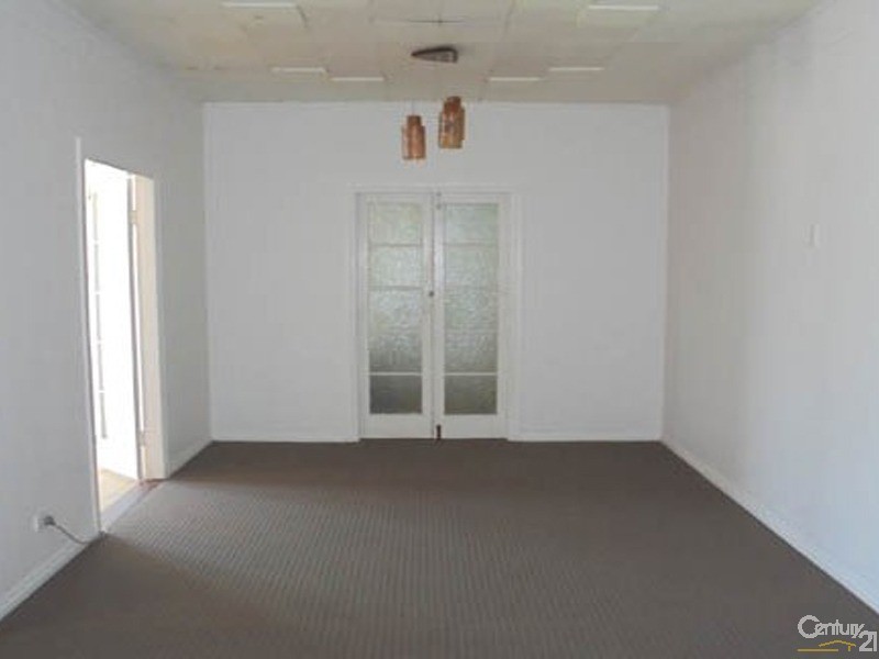 84 Pohlman Street, Southport QLD 4215