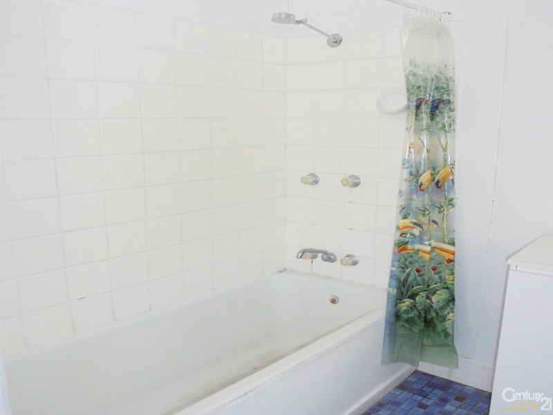 84 Pohlman Street, Southport QLD 4215