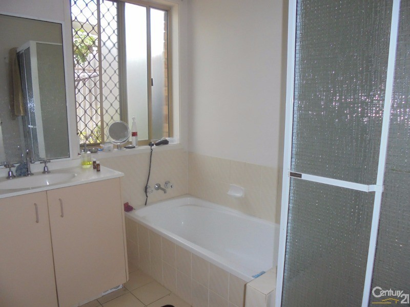 28 Allied Drive, Arundel QLD 4214