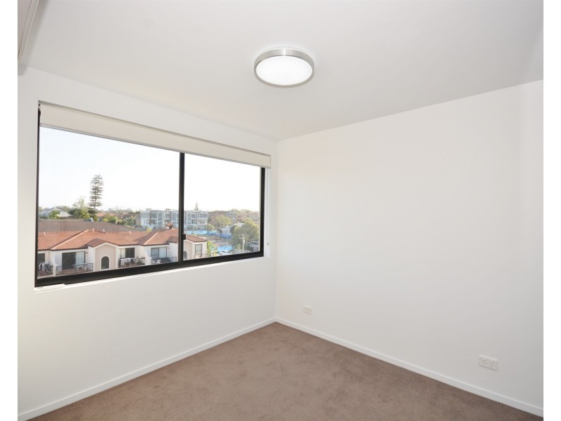 43 Lenneberg Street, Southport QLD 4215