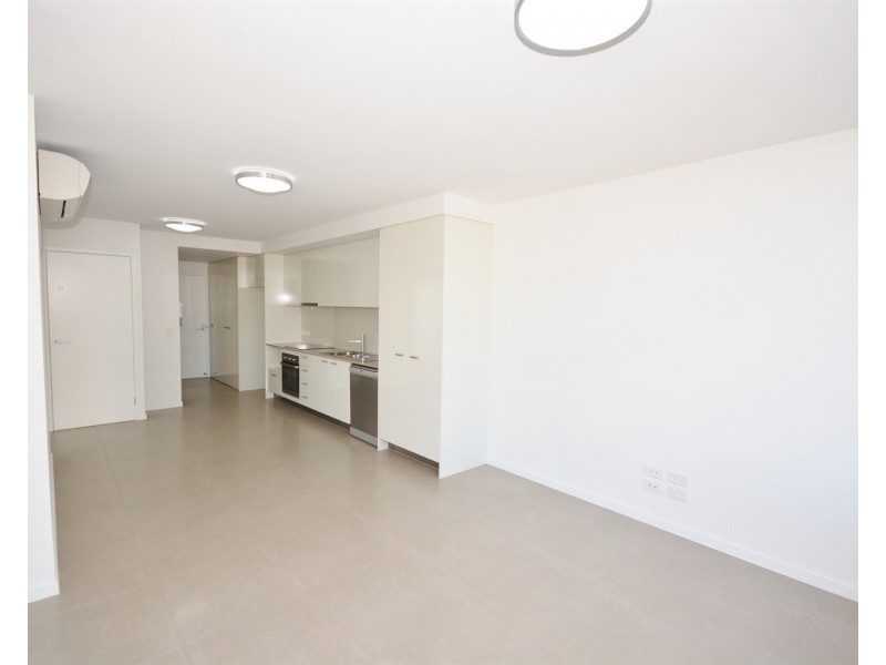 43 Lenneberg Street, Southport QLD 4215