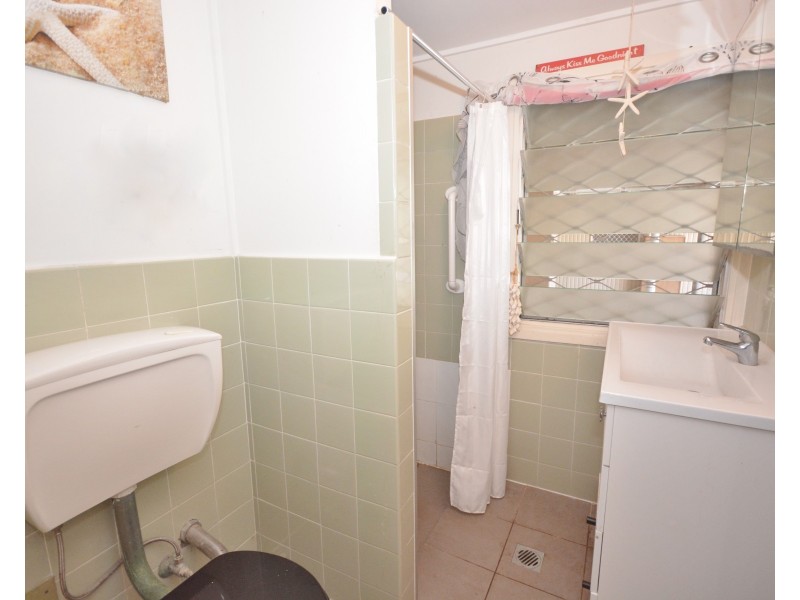 2/107A Frank Street, Labrador QLD 4215