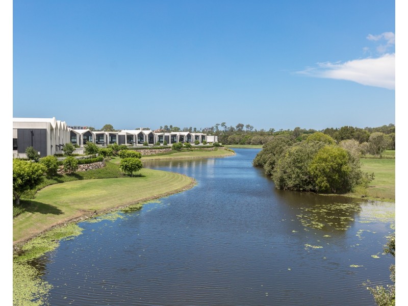 8/88  Glades Drive, Robina QLD 4226