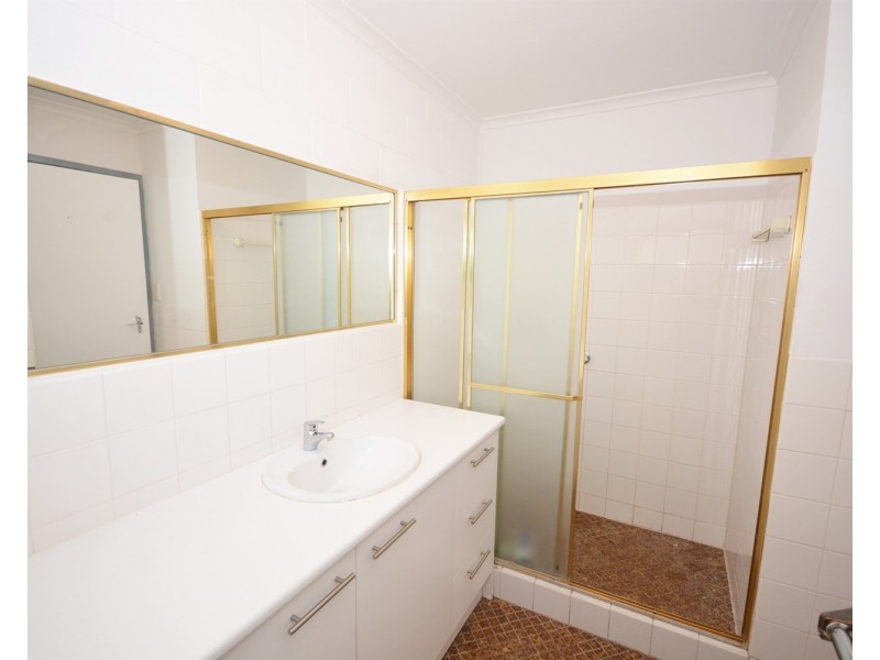 2/5 Adori Street, Chevron Island QLD 4217