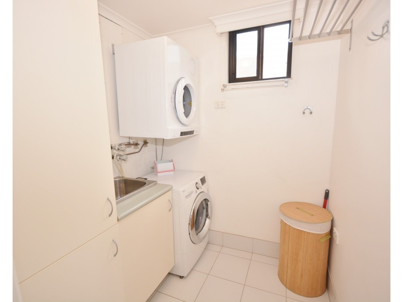 9/81 Brighton Parade, Southport QLD 4215