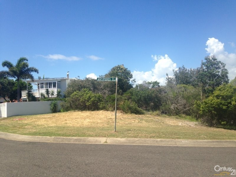 4 Antipodes Close, Castaways Beach QLD 4567