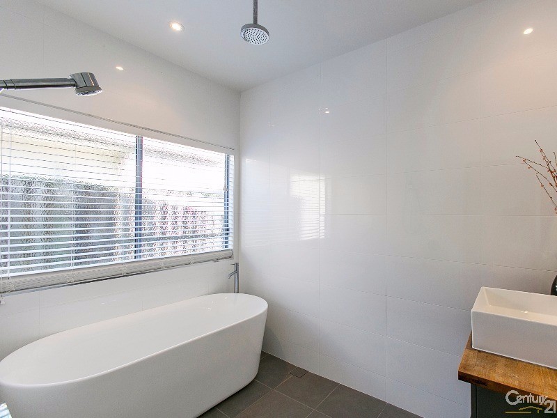 17 Riviera Crescent, Peregian Springs QLD 4573