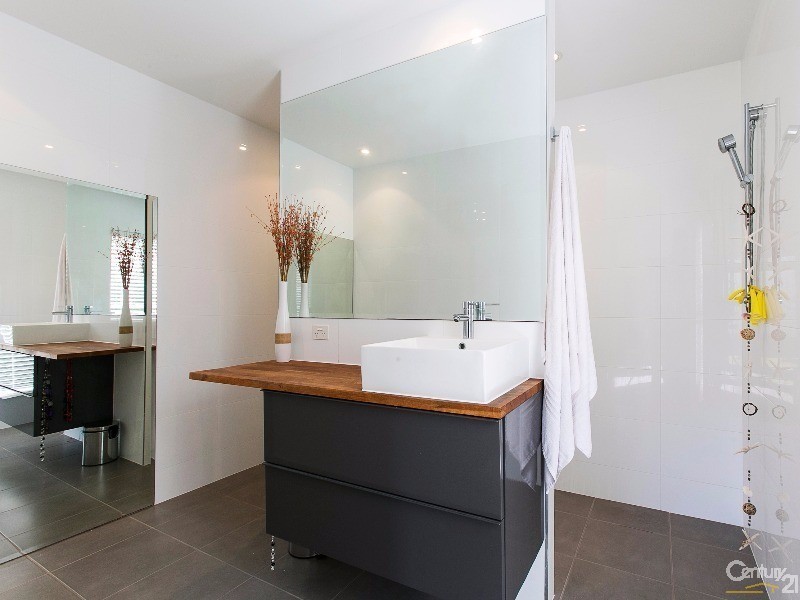 17 Riviera Crescent, Peregian Springs QLD 4573