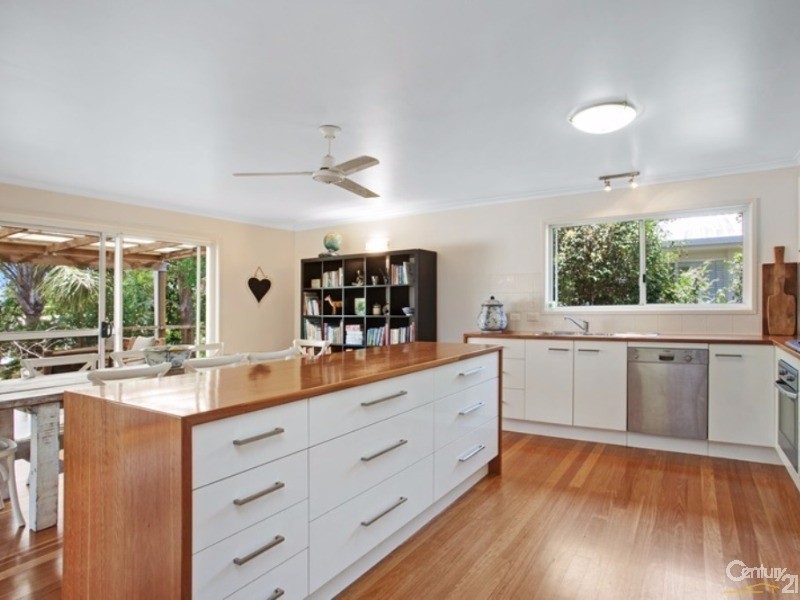 2 Moonare Crescent, Noosa Heads QLD 4567