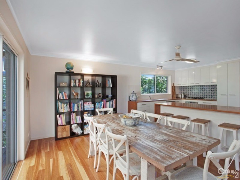 2 Moonare Crescent, Noosa Heads QLD 4567