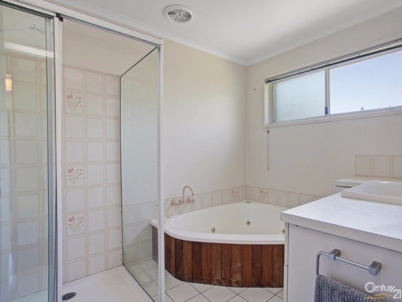 2 Moonare Crescent, Noosa Heads QLD 4567