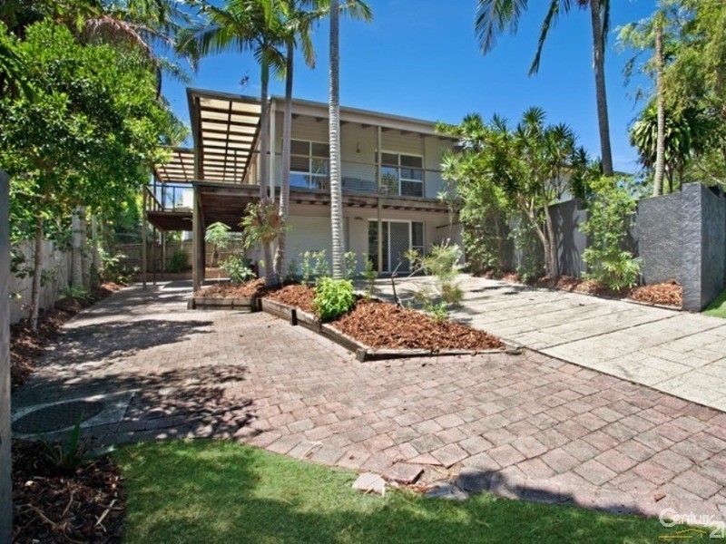 2 Moonare Crescent, Noosa Heads QLD 4567