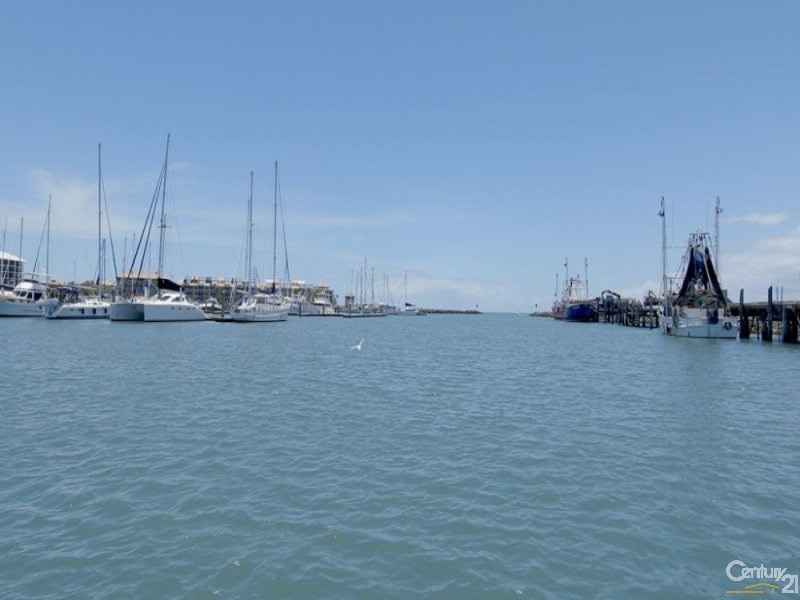 640-644 Esplanade, Urangan QLD 4655