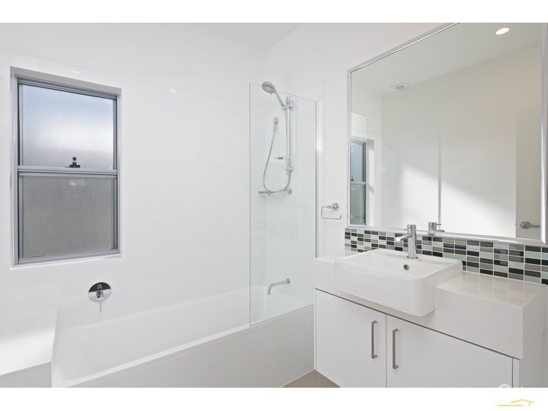 25-27 Passage Street, Cleveland QLD 4163