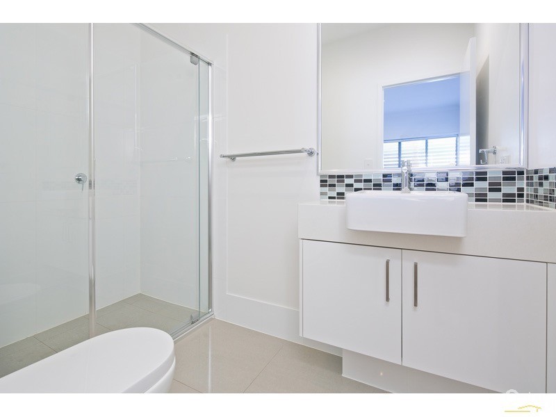 25-27 Passage Street, Cleveland QLD 4163