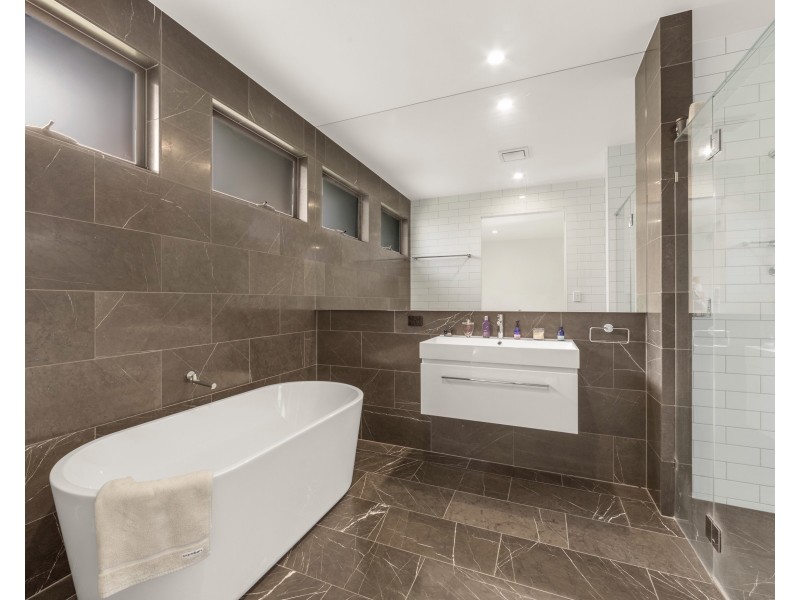 1 Baywalk Place, Thorneside QLD 4158