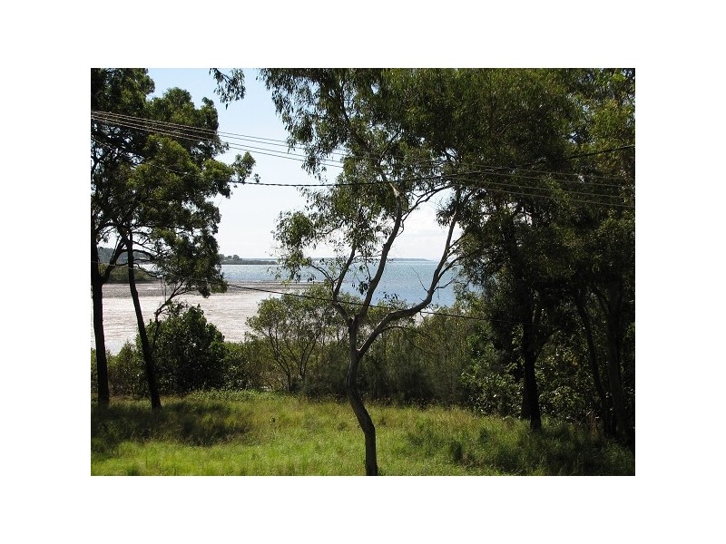 32 Blue Bay Crescent, Macleay Island QLD 4184