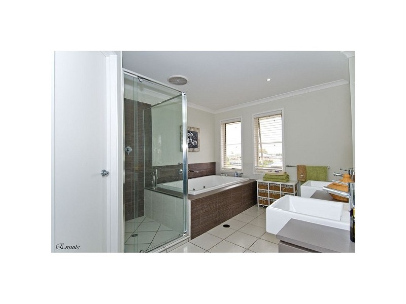 3 Huntly Place, Redland Bay QLD 4165