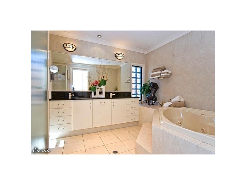 7 Martingale Court, Raby Bay QLD 4163
