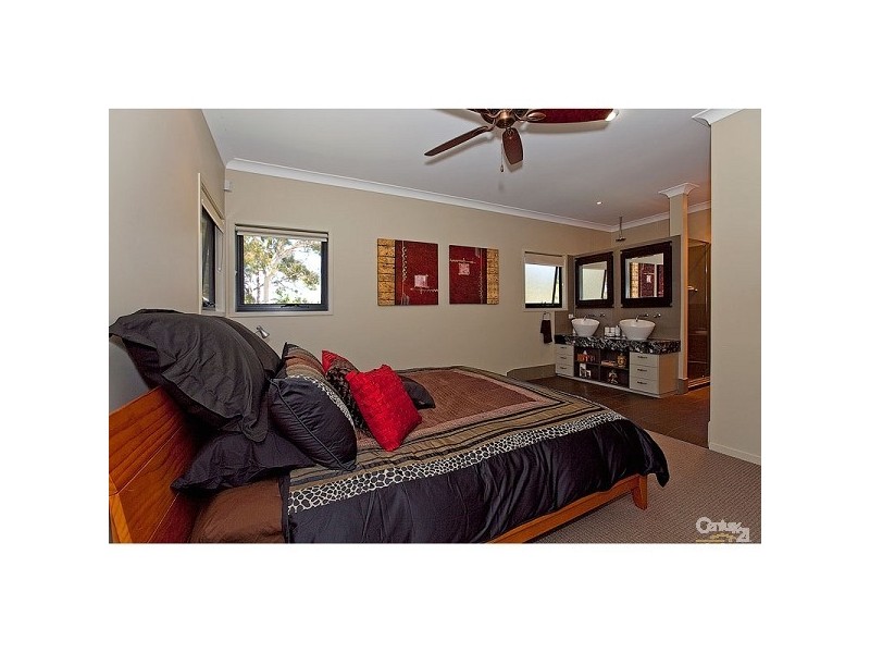 2 Raby Esplanade, Ormiston QLD 4160