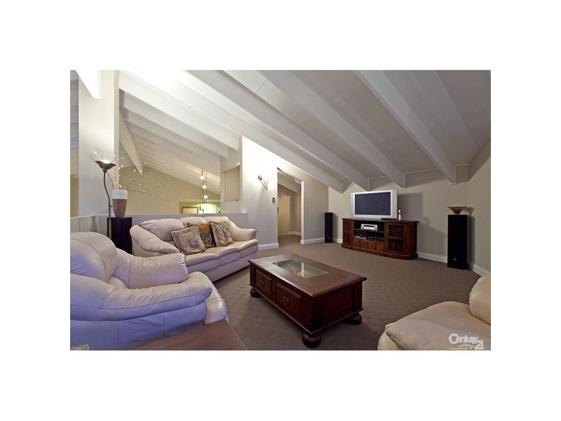 25 Voyagers Crt, Raby Bay QLD 4163