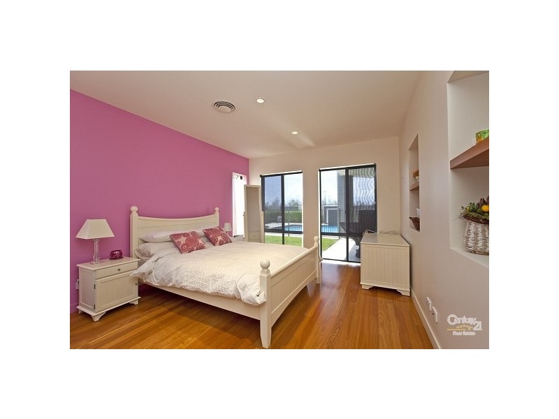 21 Raby Bay Bvd, Raby Bay QLD 4163