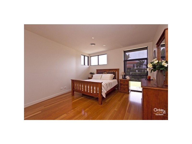 21 Raby Bay Bvd, Raby Bay QLD 4163