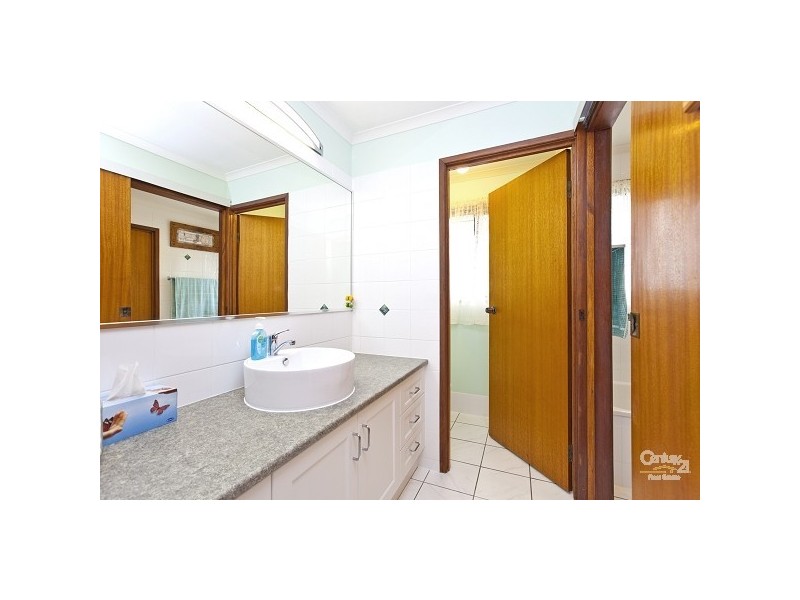 215 Mooroondu Rd, Thorneside QLD 4158