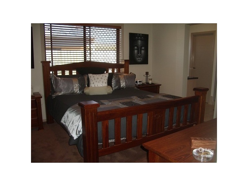 8 Aquila St, Redland Bay QLD 4165